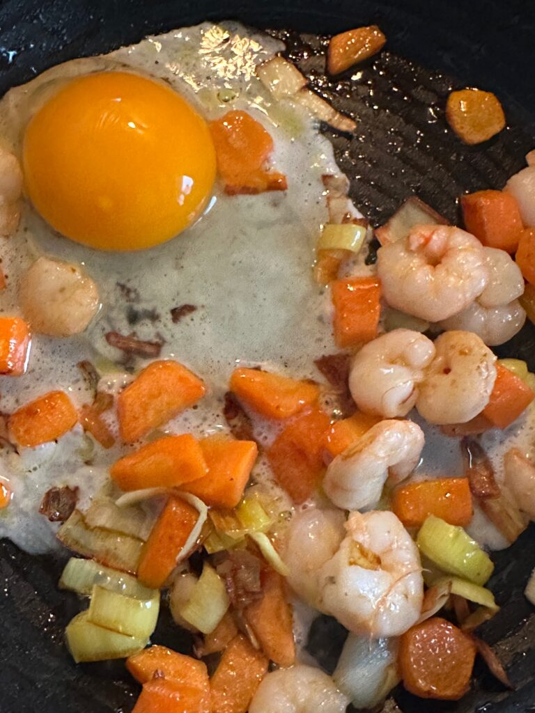 egg, shrimp, carrot and leek